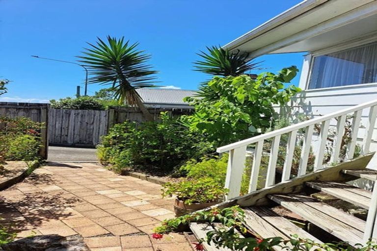 Photo of property in 1/74 Onewa Road, Northcote Point, Auckland, 0627