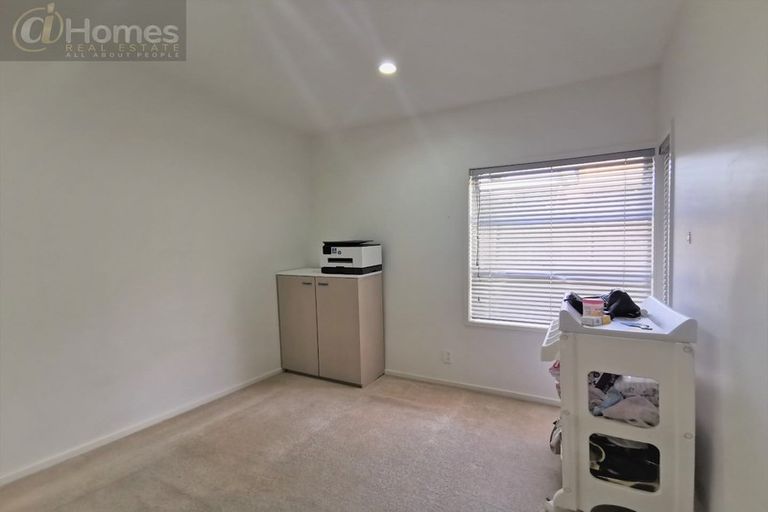 Photo of property in 39 Hewlett Road, Massey, Auckland, 0614