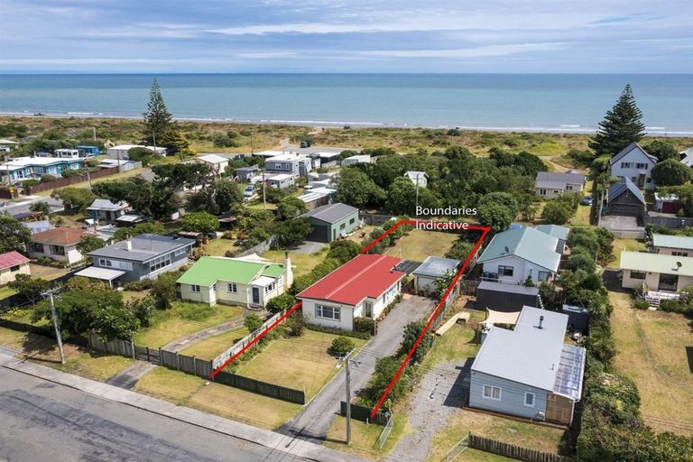 Photo of property in 15 The Avenue, Otaki Beach, Otaki, 5512