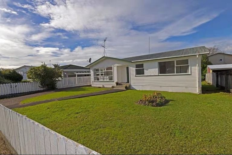 Photo of property in 5 Bodi Place, Te Atatu South, Auckland, 0610