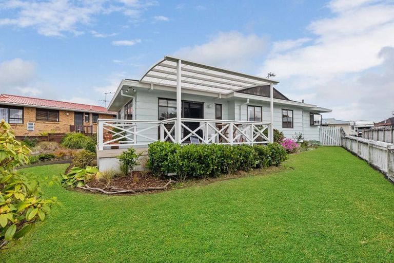 Photo of property in 46 Edgewater Parade, Waiuku, 2123