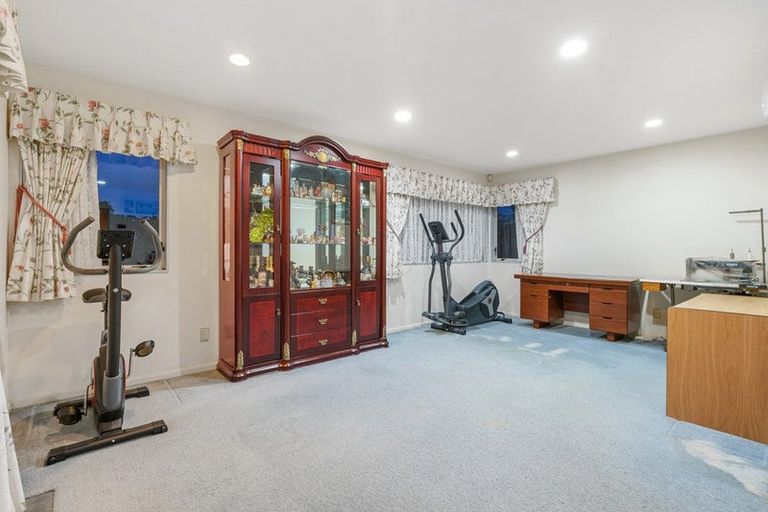 Photo of property in 17 Pelargonium Terrace, Goodwood Heights, Auckland, 2105