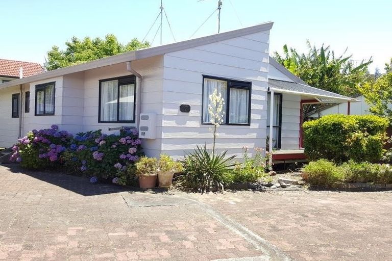 Photo of property in 2/20 Ocean View Road, Northcote, Auckland, 0627