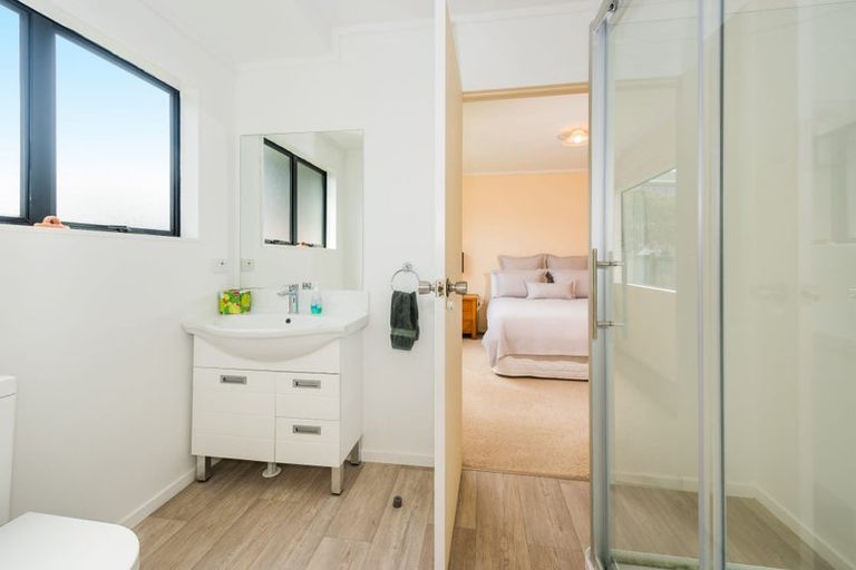 Photo of property in 2/4 Merton Avenue, Glenfield, Auckland, 0627