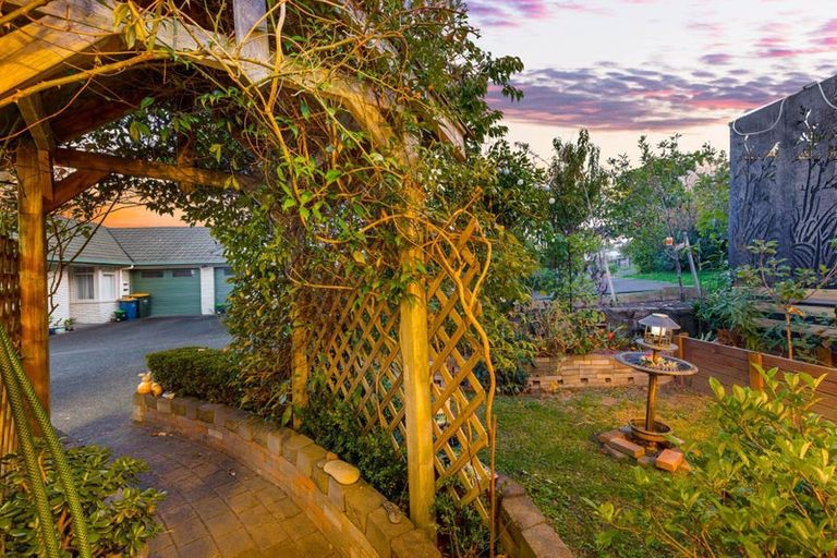 Photo of property in 23 Regents Park Place, Westgate, Auckland, 0614