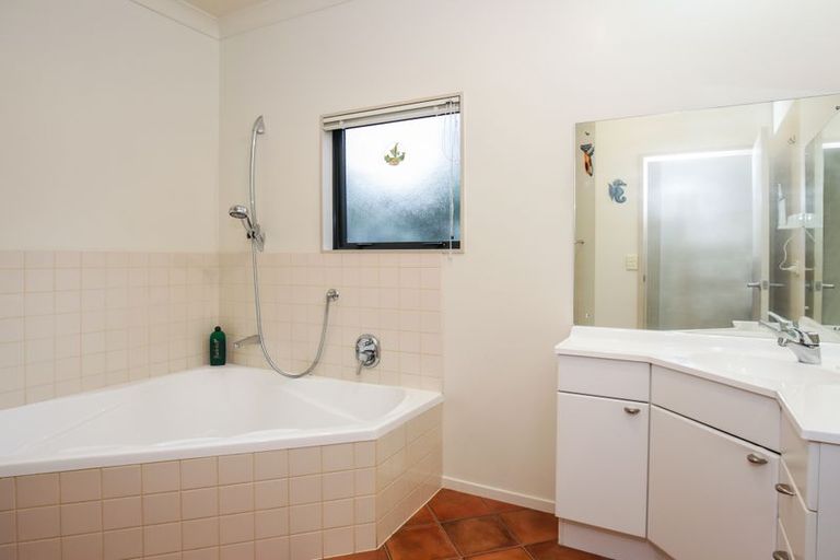 Photo of property in 20 Oratia Drive, Glen Eden, Auckland, 0602