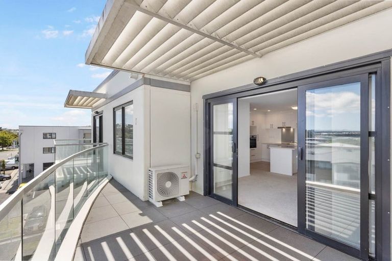 Photo of property in Apollo Apartments, 201/46 Rosedale Road, Rosedale, Auckland, 0632