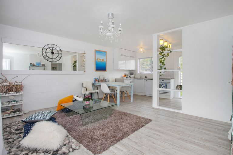 Photo of property in 1/83 Birkdale Road, Birkdale, Auckland, 0626