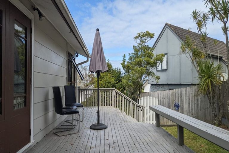 Photo of property in 2/74 Ayton Drive, Totara Vale, Auckland, 0629