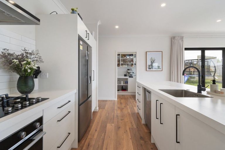 Photo of property in 18 Atlantic Drive, Fitzherbert, Palmerston North, 4410