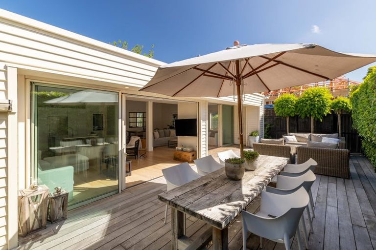 Photo of property in 33 Hawkesbury Avenue, St Albans, Christchurch, 8014