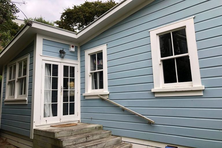 Photo of property in 30b Sutherland Crescent, Melrose, Wellington, 6023