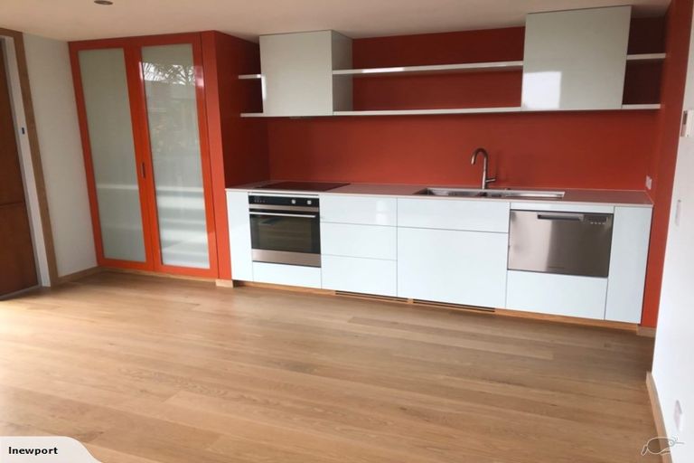 Photo of property in 2a Kiwi Esplanade, Mangere Bridge, Auckland, 2022