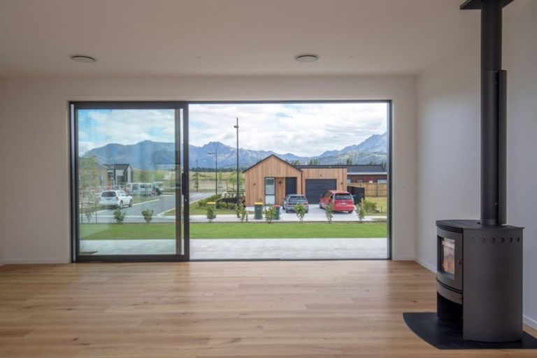 Photo of property in 33 Obelisk Street, Wanaka, 9305