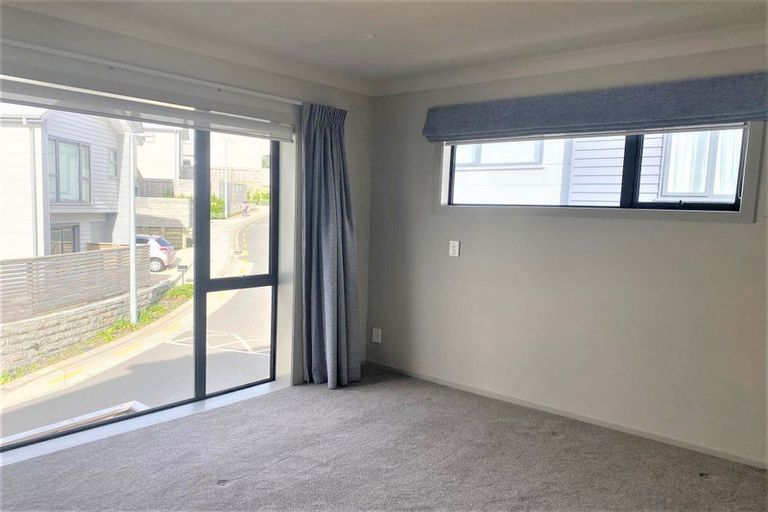 Photo of property in 27 Brindle Way, Newlands, Wellington, 6037