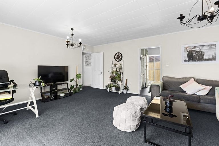 Photo of property in 2/12 Ambury Place, Merrilands, New Plymouth, 4312