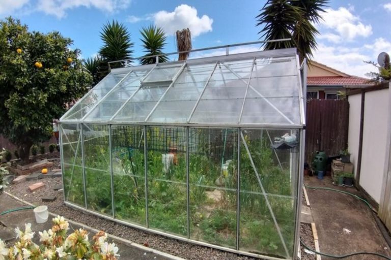 Photo of property in 18 Tupaki Place, Pakuranga Heights, Auckland, 2010