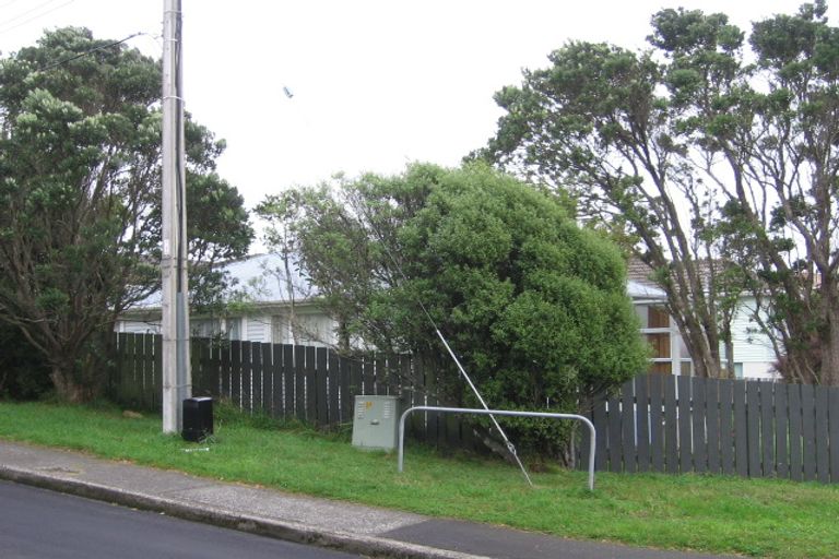 Photo of property in 2b Kinapori Terrace, Newlands, Wellington, 6037