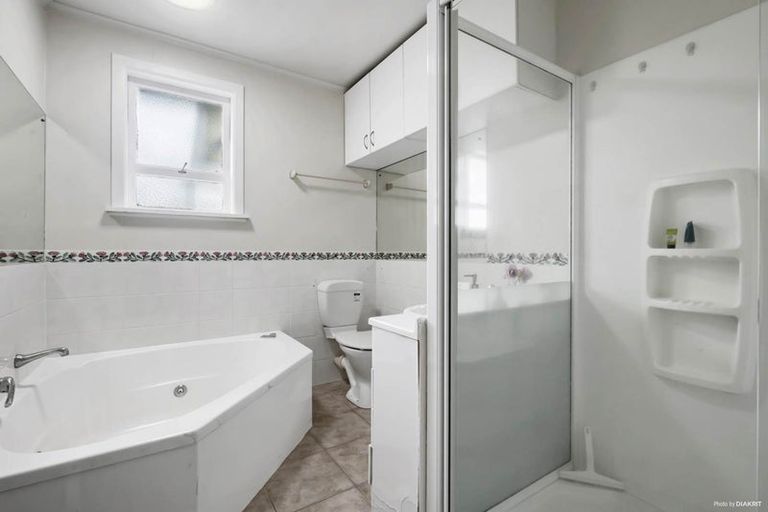 Photo of property in 12 Limmer Place, Browns Bay, Auckland, 0632