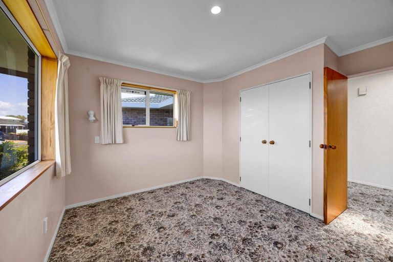 Photo of property in 4 Waiwera Place, Merrilands, New Plymouth, 4312