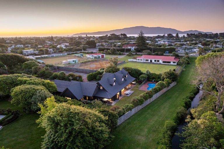 Photo of property in 5 Lavinia Grove, Waikanae Beach, Waikanae, 5036