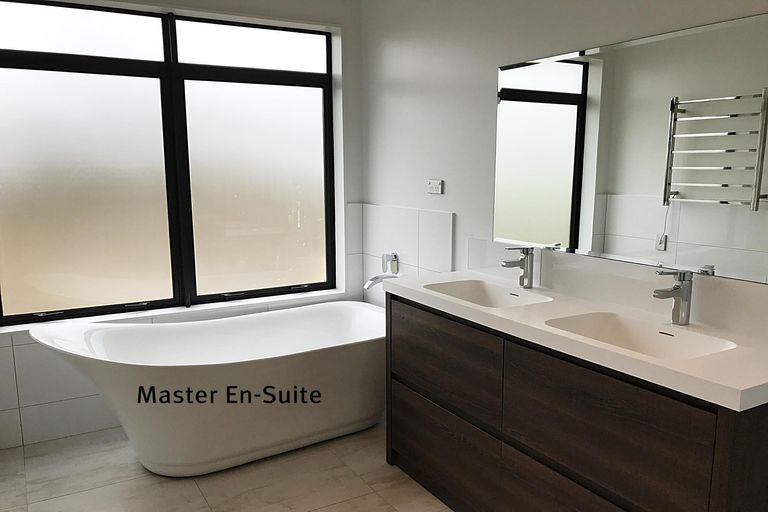 Photo of property in 13 Mclachlan Way, Pokeno, 2471