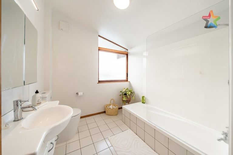 Photo of property in 117 Dowse Drive, Maungaraki, Lower Hutt, 5010