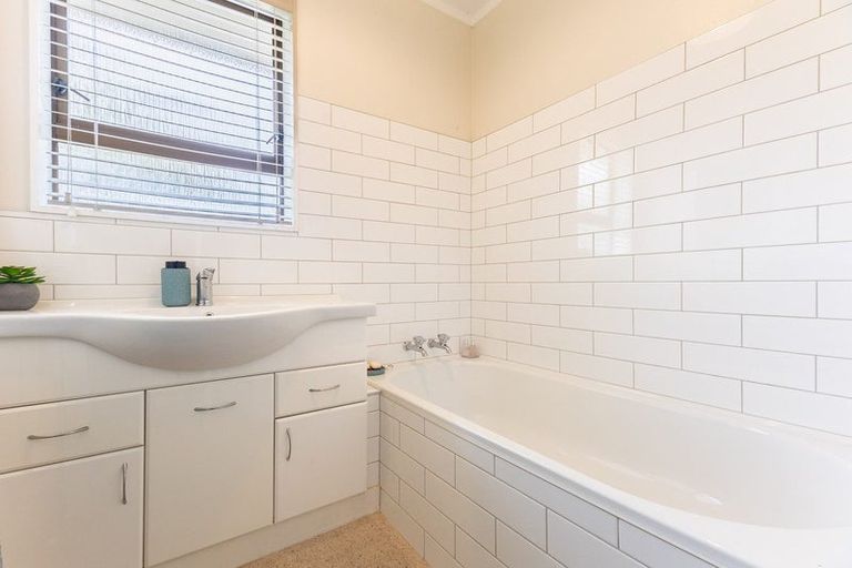 Photo of property in 42 Awanui Drive, Waikanae, 5036