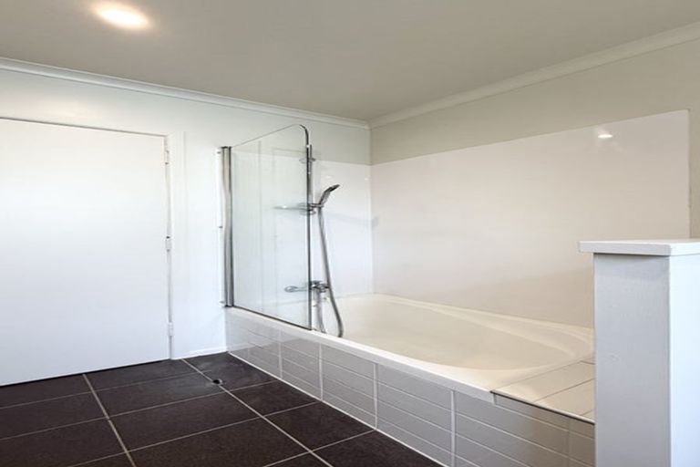 Photo of property in 25 Kereru Street, Henderson, Auckland, 0612