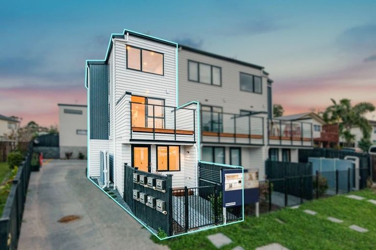 Photo of property in 3/82 Rosewarne Crescent, Glendene, Auckland, 0602