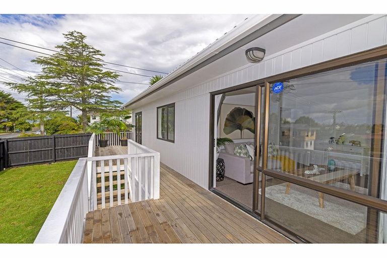 Photo of property in 1/111 Lincoln Park Avenue, Massey, Auckland, 0614