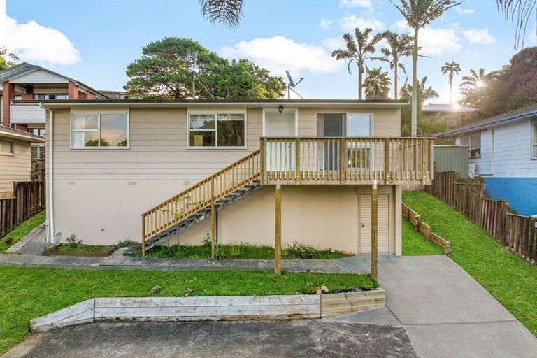 Photo of property in 24 Normanton Street, Glenfield, Auckland, 0629