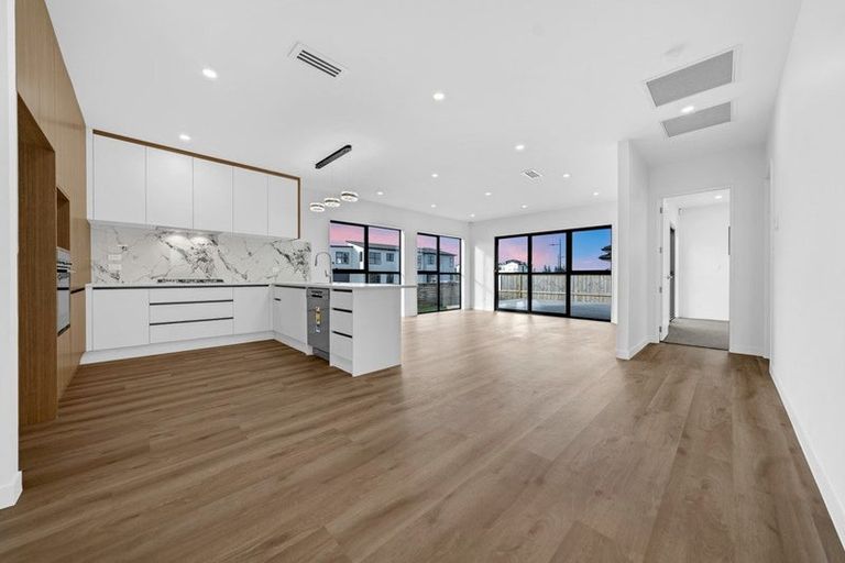 Photo of property in 28 Korowhiti Road, Clarks Beach, 2122