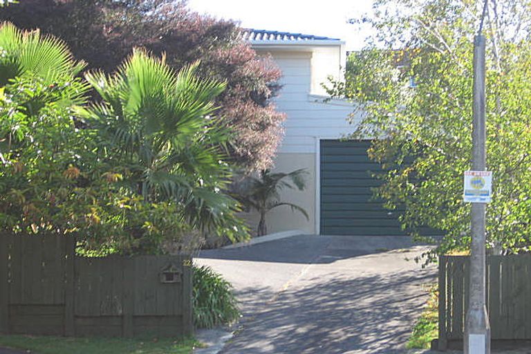 Photo of property in 22 Cottam Grove, Northcross, Auckland, 0632