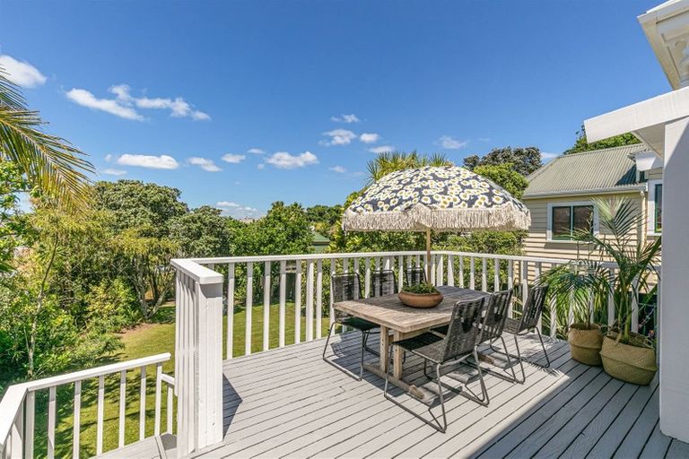 Photo of property in 4 William Bond Street, Stanley Point, Auckland, 0624