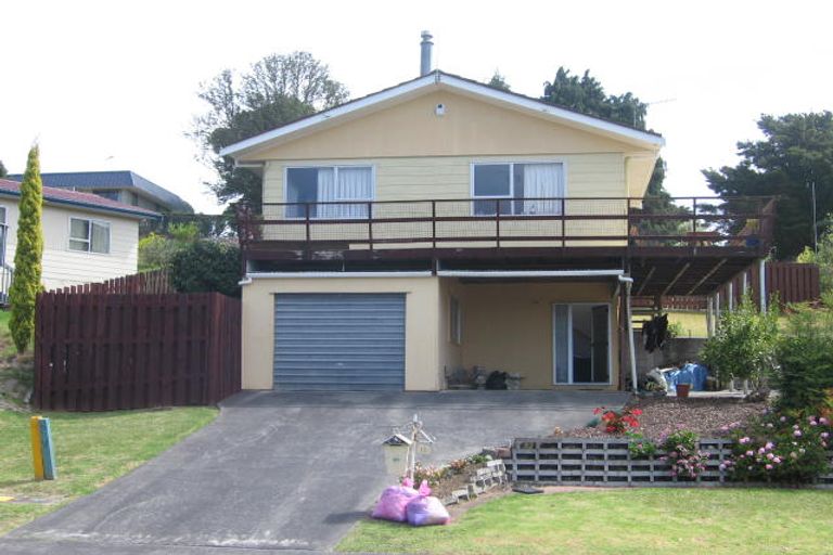 Photo of property in 12 Celeste Place, Totara Vale, Auckland, 0627