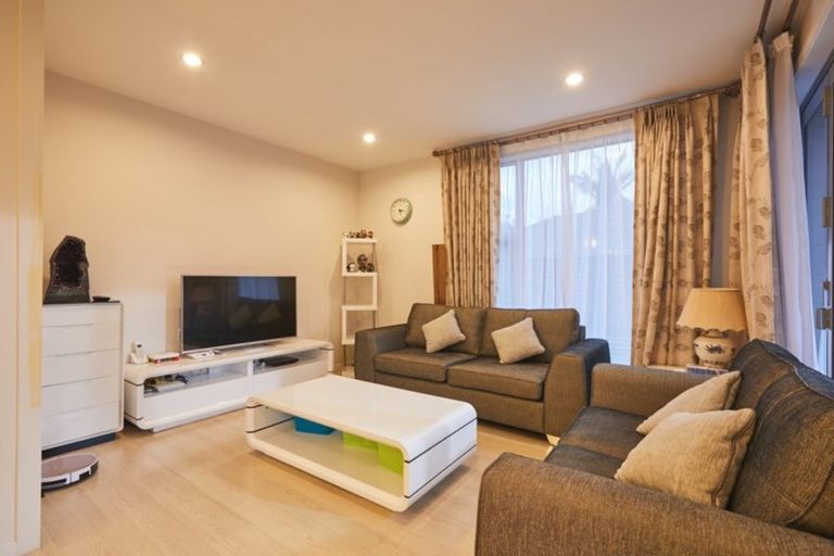 Photo of property in 72c Hobsonville Road, West Harbour, Auckland, 0618