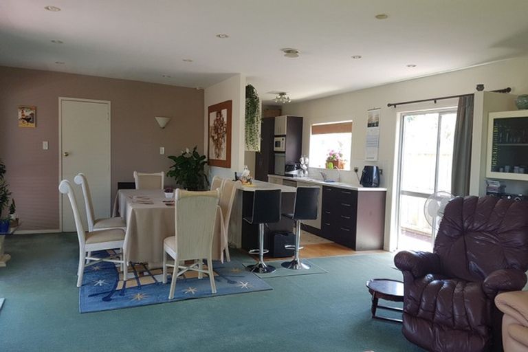 Photo of property in 38 Deverell Place, Northcross, Auckland, 0632