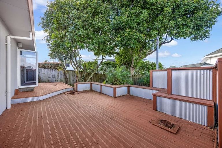 Photo of property in 13 Bridgehead Cove, West Harbour, Auckland, 0618