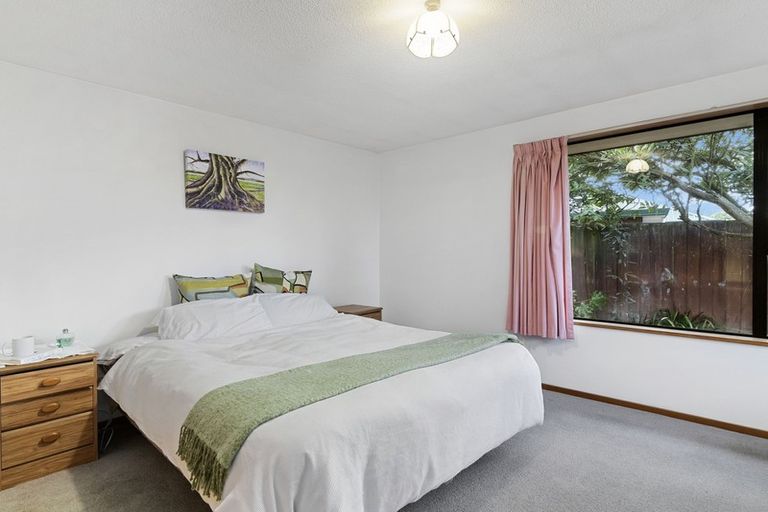 Photo of property in 2/12 Algie Place, Avonhead, Christchurch, 8042