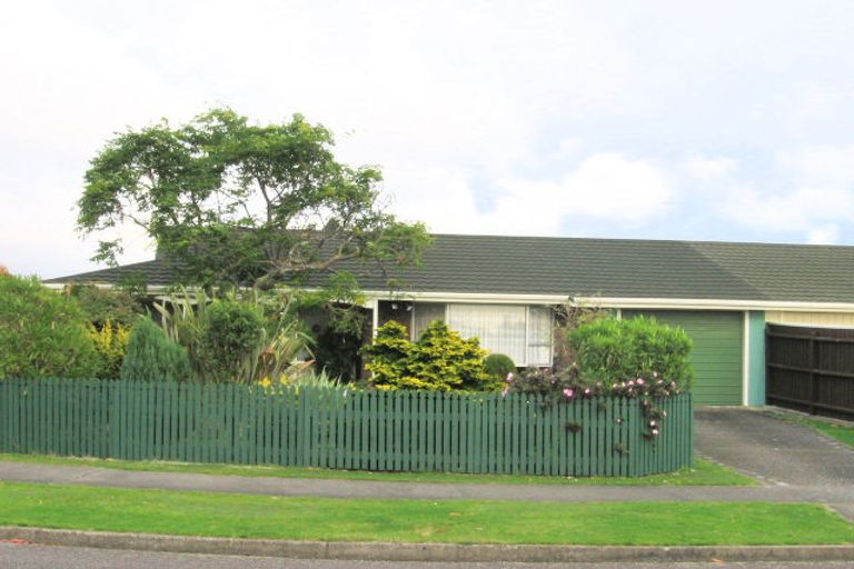 Photo of property in 19 Rewarewa Crescent, Waikanae, 5036