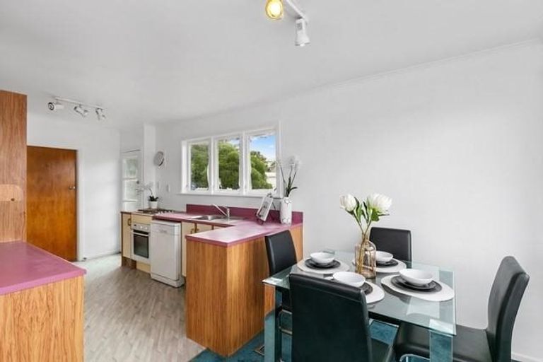 Photo of property in 25 Brooker Grove, Newlands, Wellington, 6037