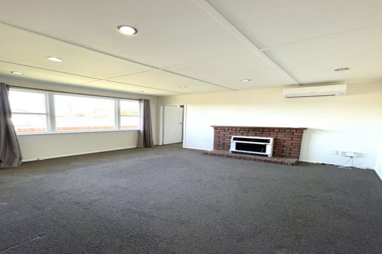 Photo of property in 4 Balmain Street, Newlands, Wellington, 6037