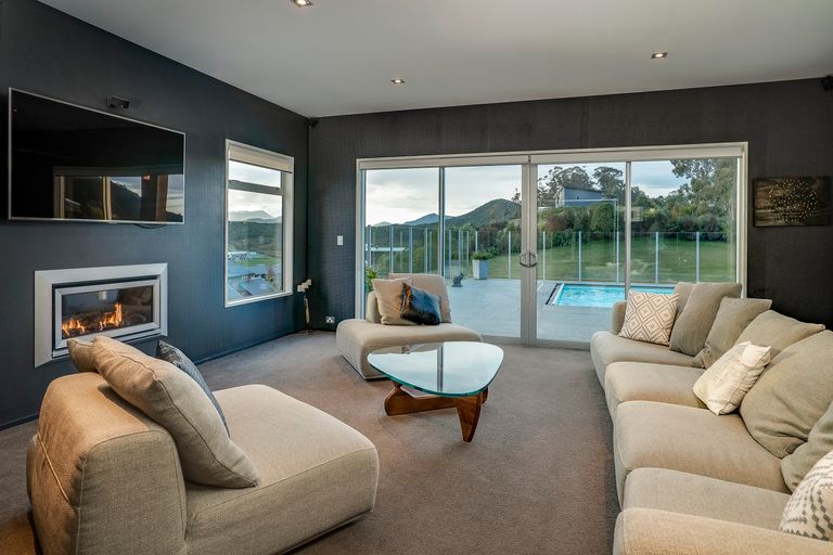 Photo of property in 10 Fantail Heights, Picton, 7220