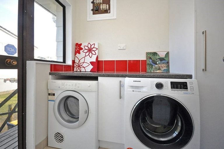 Photo of property in 2/8 Sunward Rise, Glenfield, Auckland, 0629