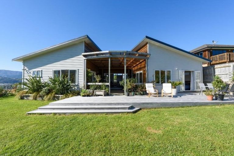 Photo of property in 16 James Nairn Grove, Riverstone Terraces, Upper Hutt, 5018