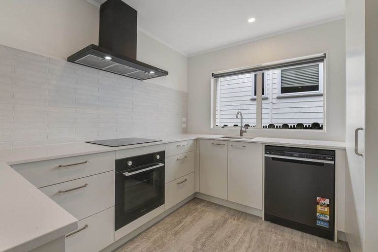 Photo of property in 2/2 Rook Place, Unsworth Heights, Auckland, 0632