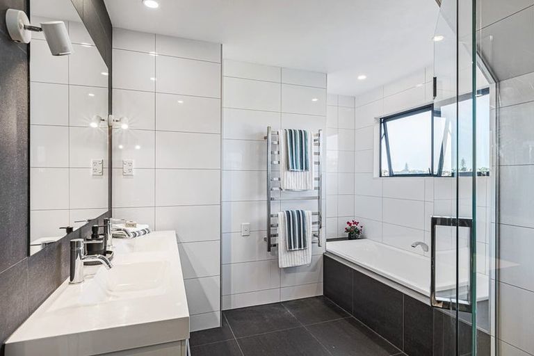 Photo of property in 17 Noumea Place, Mairangi Bay, Auckland, 0630