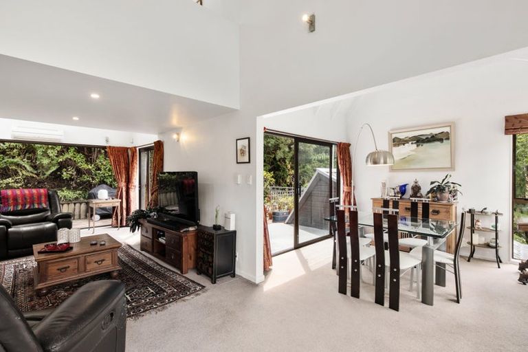 Photo of property in 4 Lady Bell Grove, Lowry Bay, Lower Hutt, 5013