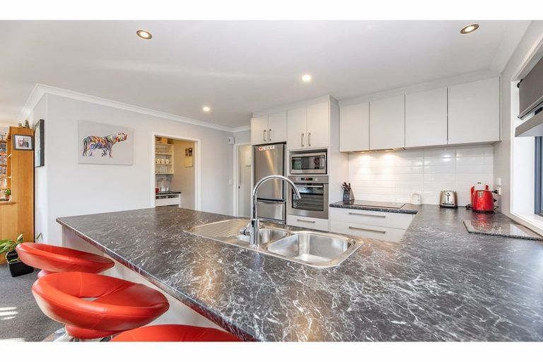 Photo of property in 76 Avondale Road, Avondale, Christchurch, 8061